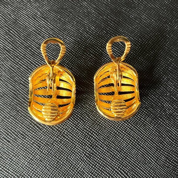 Vintage MONET Gold Tone Clip On Earrings - Picture 9 of 10